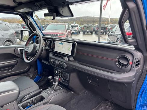 Used 2024 Jeep Gladiator Rubicon w/ Technology Group image 11