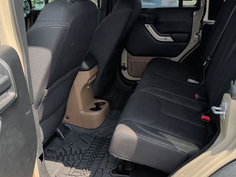 Used 2017 Jeep Wrangler Unlimited Rubicon w/ Connectivity Group AWD/4WD image 14