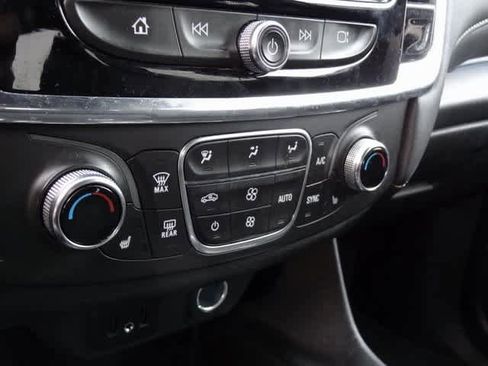 Used 2023 Chevrolet Traverse LT image 12