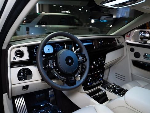 Used 2026 Rolls-Royce Phantom Sedan RWD image 27
