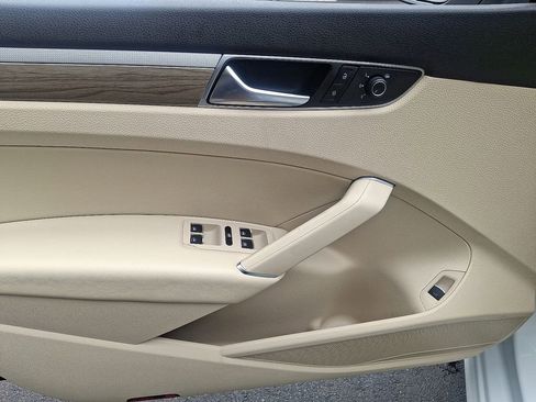 Used 2017 Volkswagen Passat 1.8T SE w/ SE Lighting Package image 10