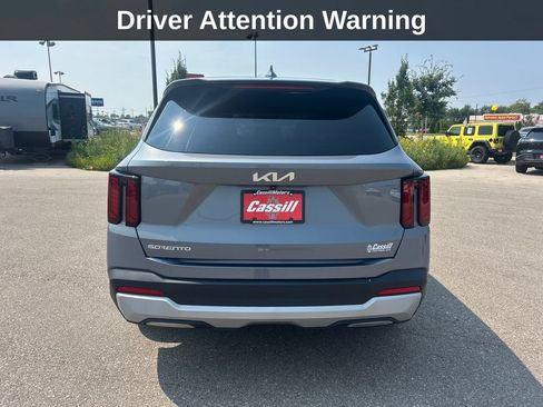 Used 2024 Kia Sorento LX FWD image 5