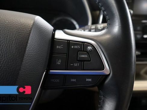 Used 2021 Toyota Highlander XLE AWD/4WD image 19