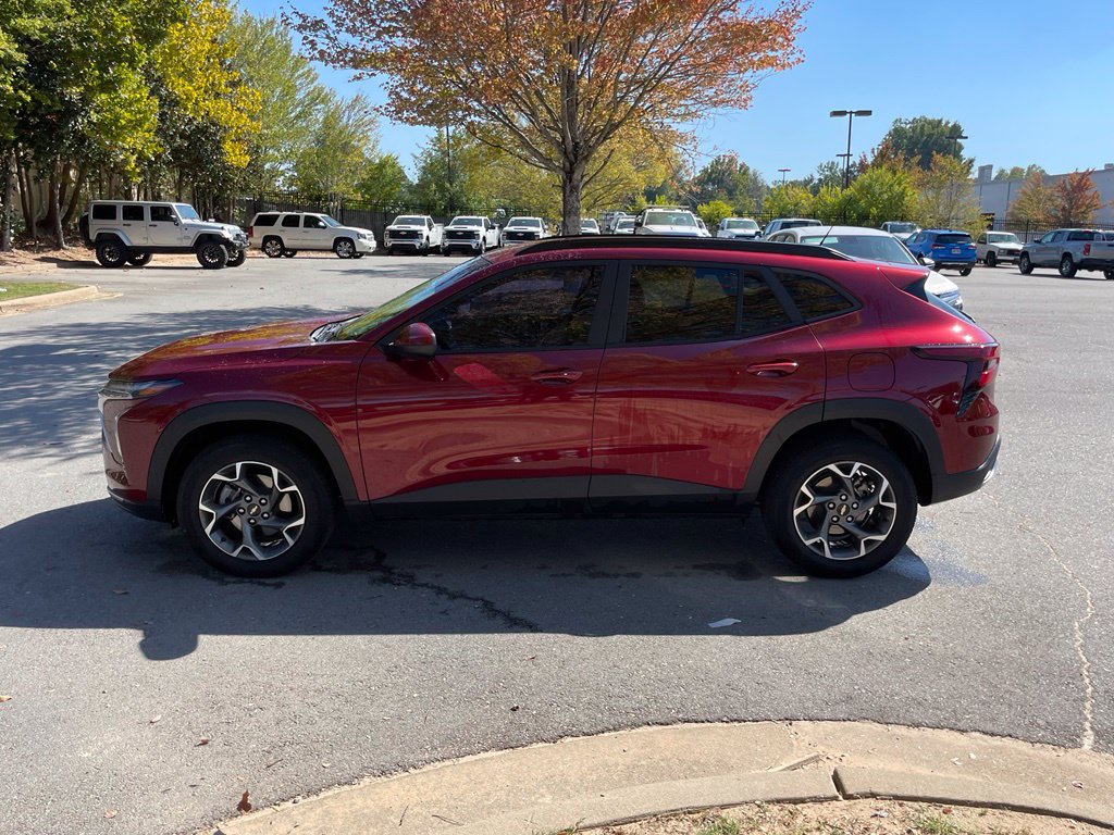 Used 2025 Chevrolet Trax LT w/ Driver Confidence Package FWD image 4