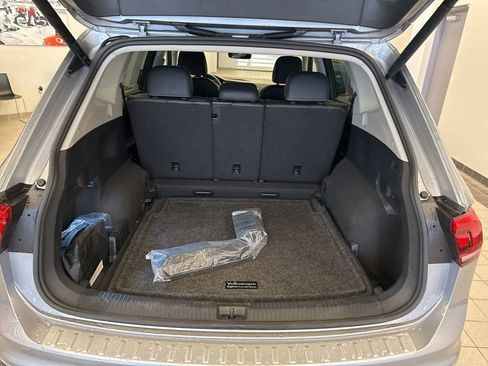 Used 2024 Volkswagen Tiguan SE w/ Panoramic Sunroof Package image 15