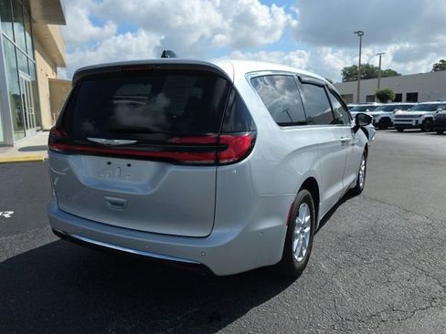 Used 2023 Chrysler Pacifica Touring-L FWD image 6