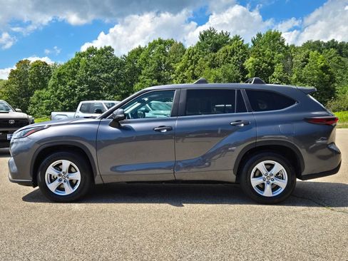 Used 2024 Toyota Highlander LE FWD image 2