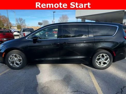 Used 2024 Chrysler Pacifica Limited image 5