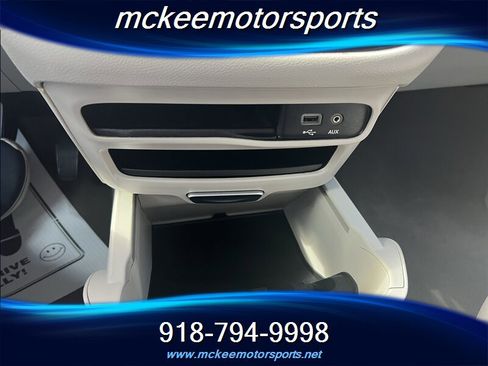 Used 2018 Chrysler Pacifica Touring-L FWD image 16
