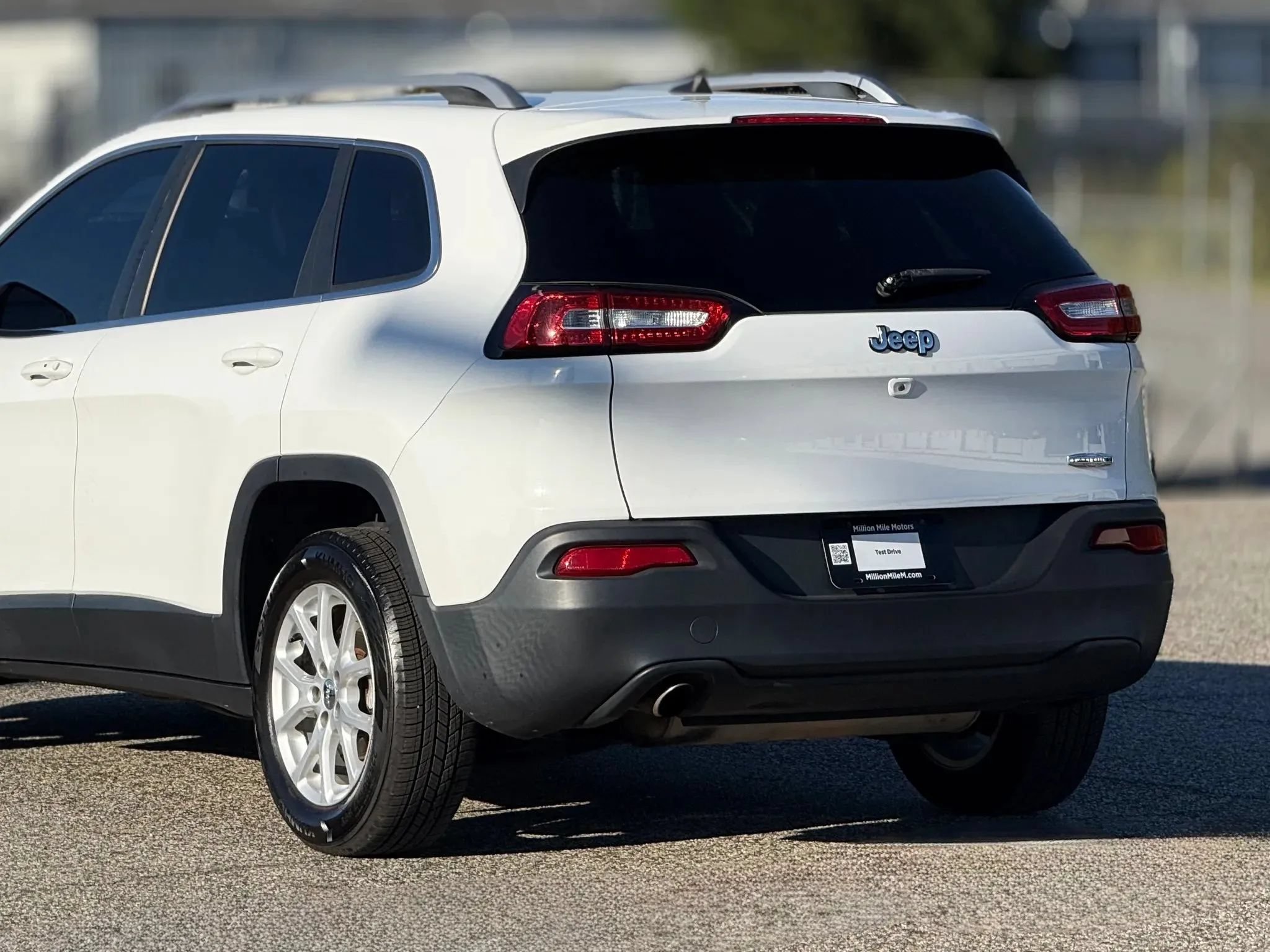 Used 2018 Jeep Cherokee Latitude Plus FWD image 16