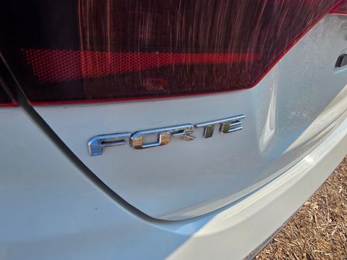 Used 2019 Kia Forte LXS FWD image 9