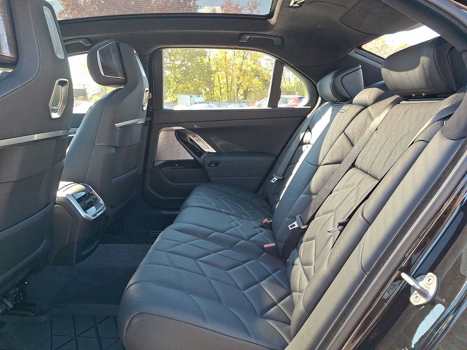 Used 2024 BMW i7 eDrive50 w/ M Sport Package RWD image 10