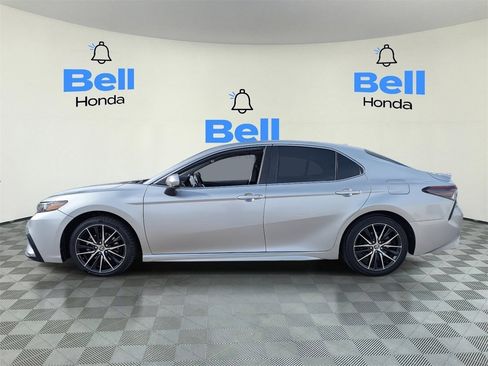 Used 2021 Toyota Camry SE image 2