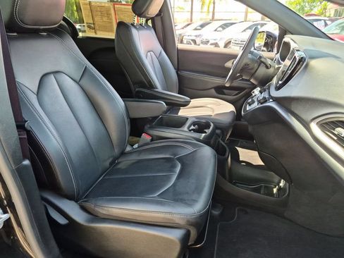 Used 2025 Chrysler Pacifica Select FWD image 30