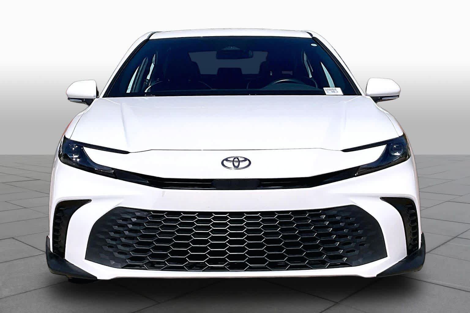 Used 2025 Toyota Camry SE FWD image 4