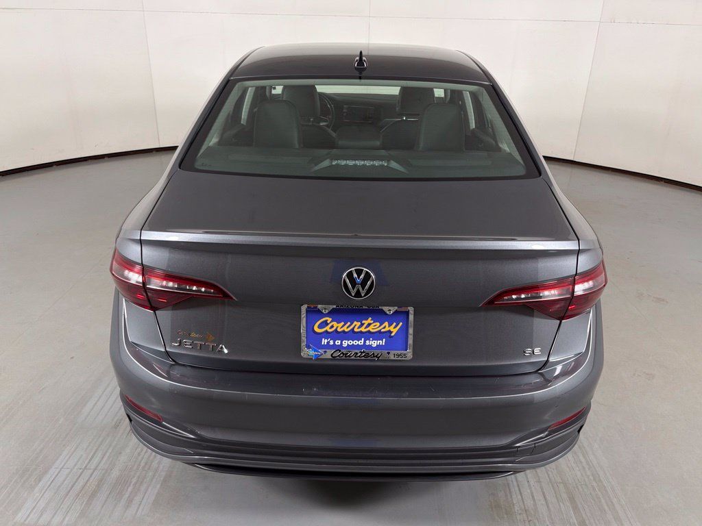 Used 2024 Volkswagen Jetta SE FWD image 7