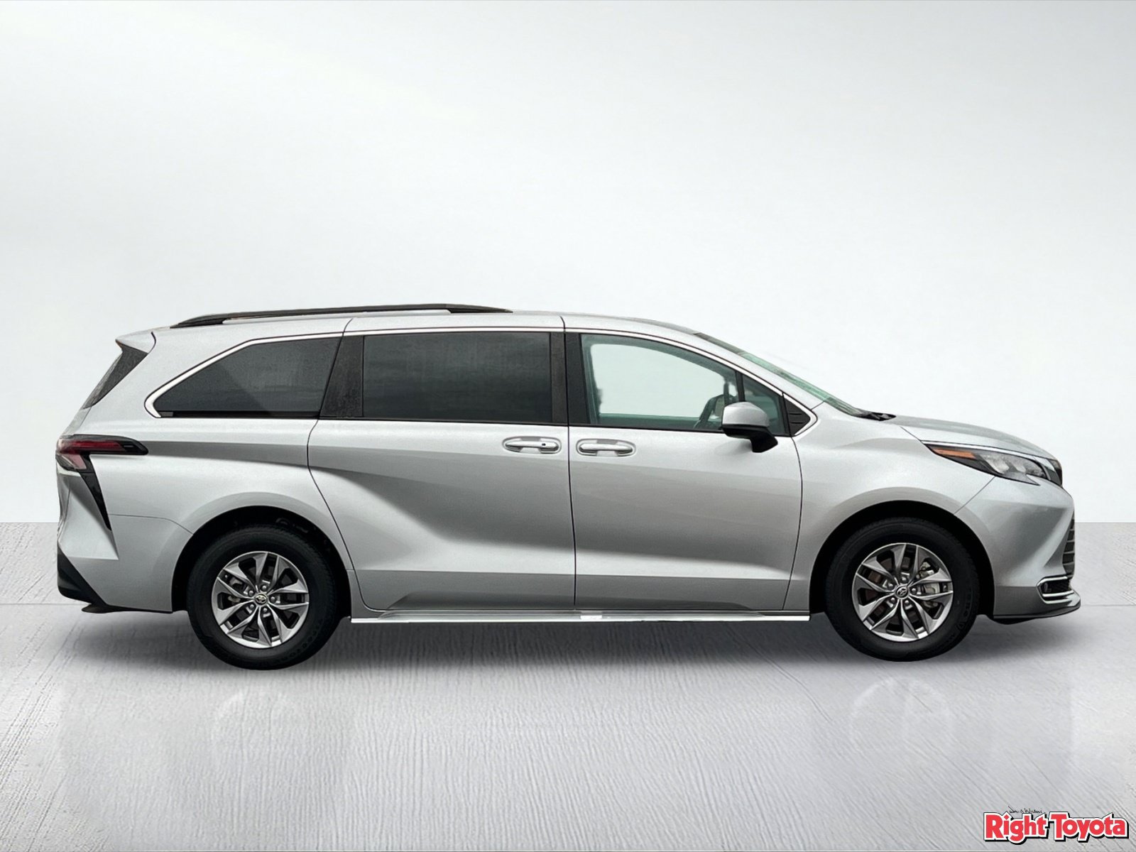 Certified 2024 Toyota Sienna XLE FWD image 8