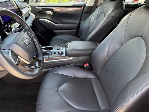Used 2024 Toyota Highlander Limited AWD/4WD image 12