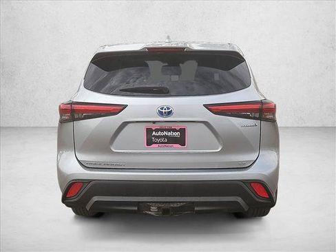 Used 2021 Toyota Highlander LE AWD/4WD image 8