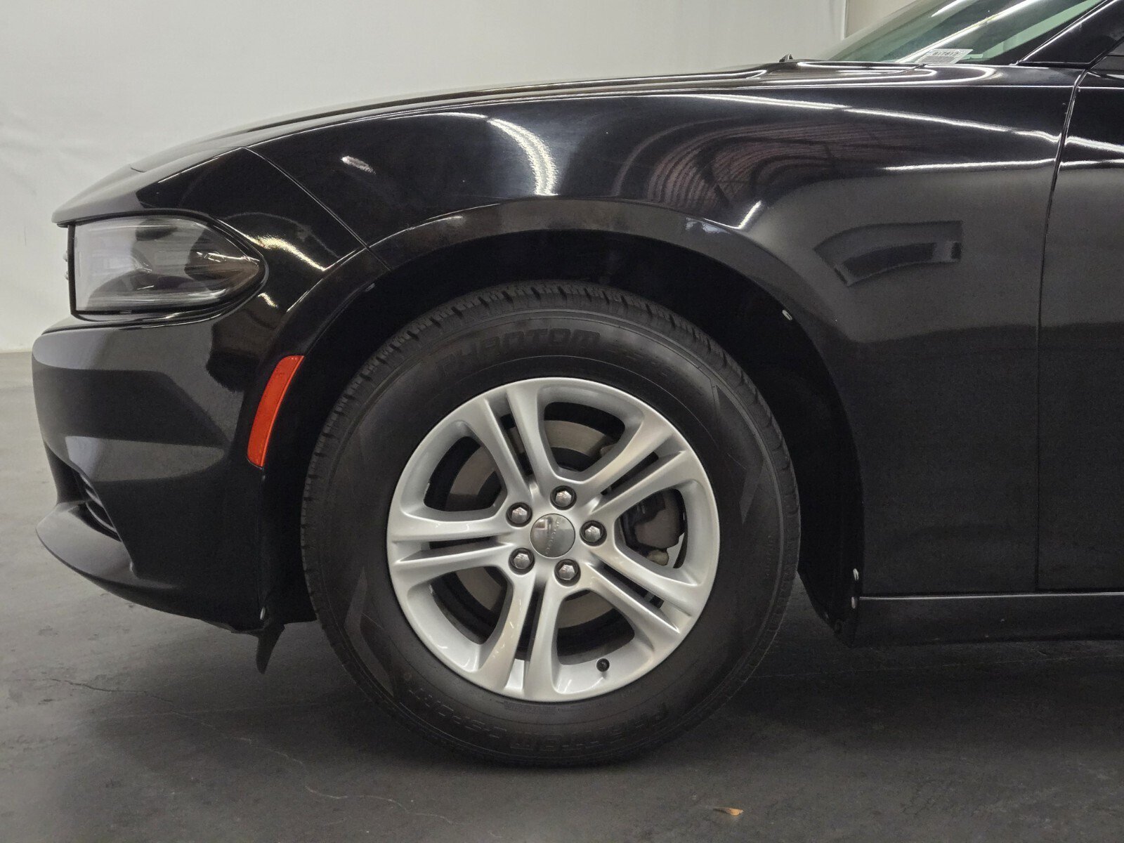 Used 2015 Dodge Charger SE RWD image 6