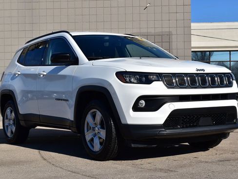 Used 2022 Jeep Compass Latitude image 3