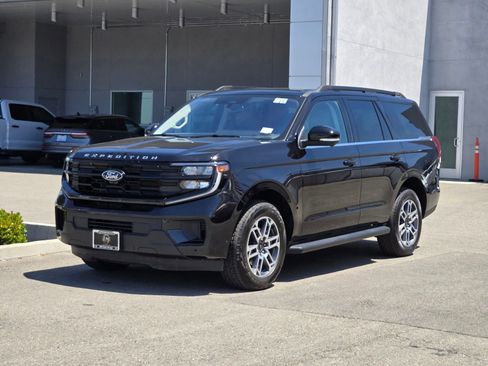 Certified 2025 Ford Expedition Active AWD/4WD image 8