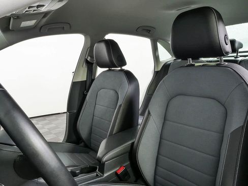 Certified 2025 Volkswagen Jetta SE FWD image 5