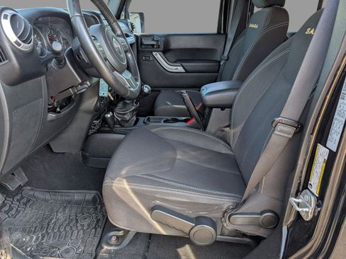 Used 2015 Jeep Wrangler Unlimited Sahara w/ Connectivity Group AWD/4WD image 13
