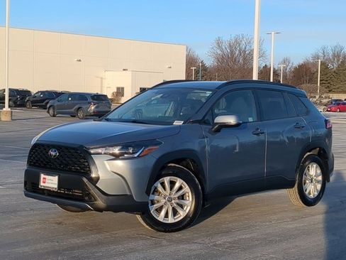 Used 2022 Toyota Corolla Cross LE image 2