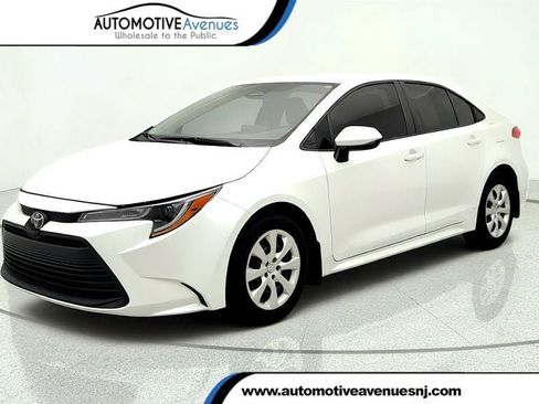 Used 2025 Toyota Corolla LE FWD image 1