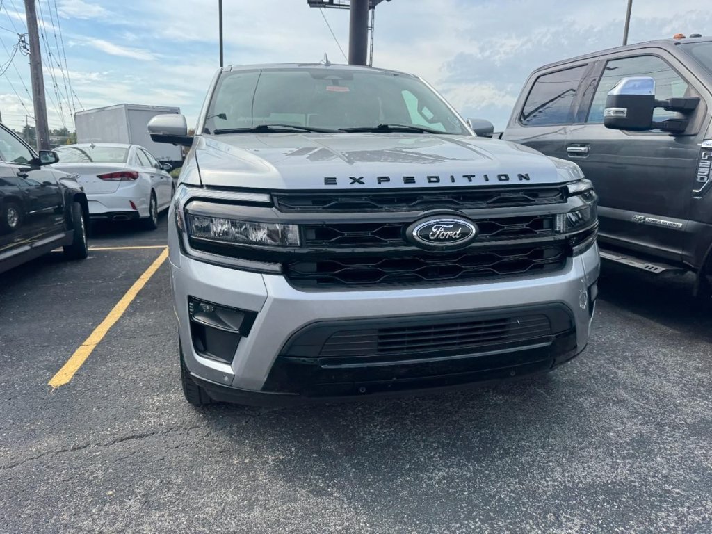 Used 2024 Ford Expedition Limited AWD/4WD image 4