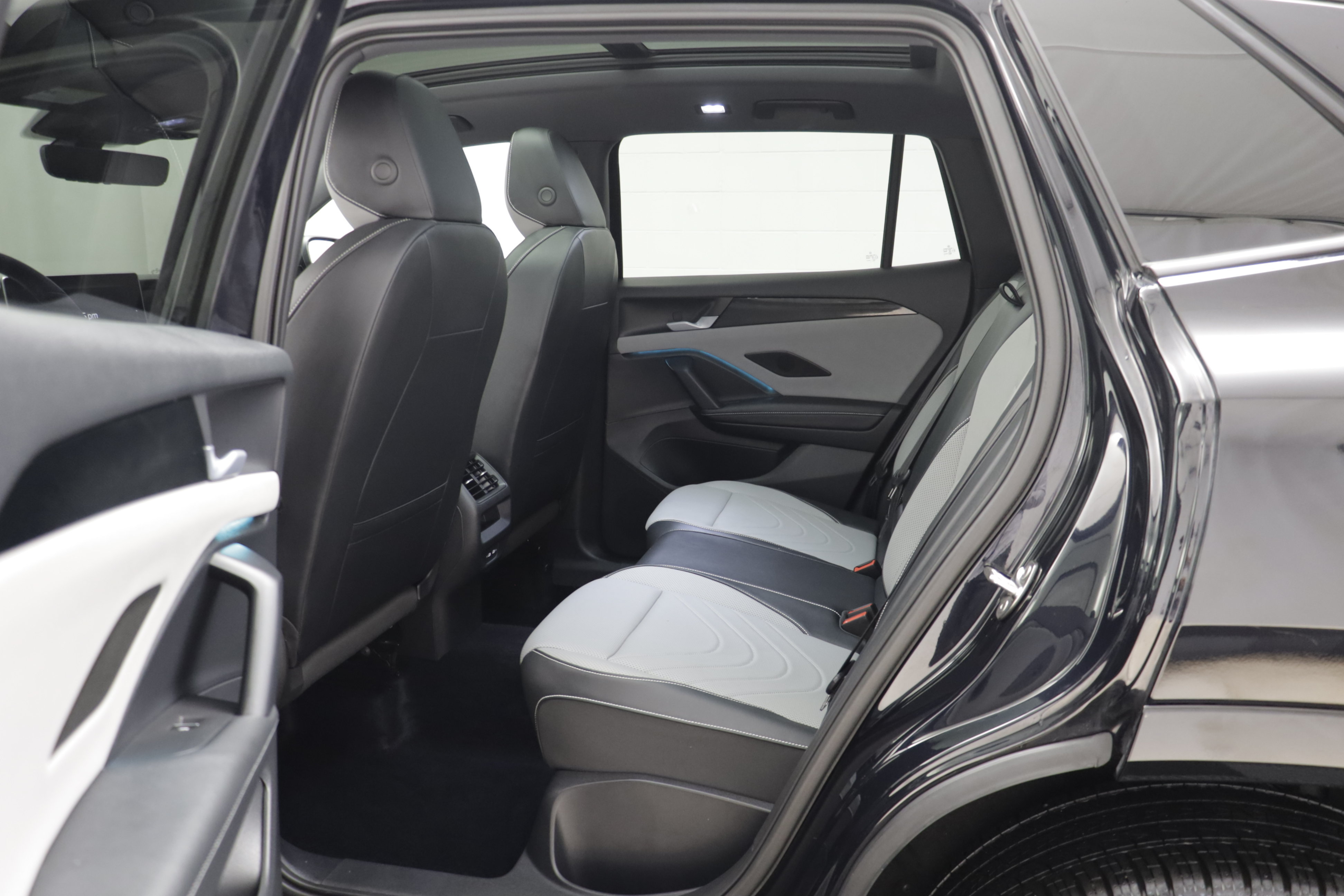 Used 2026 Volkswagen Tiguan SE R-Line AWD/4WD image 12