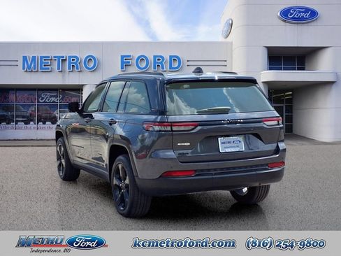 Used 2023 Jeep Grand Cherokee Altitude AWD/4WD image 5