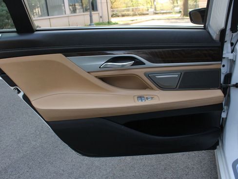 Used 2017 BMW 750i xDrive image 21