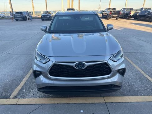 Used 2024 Toyota Highlander XLE image 2