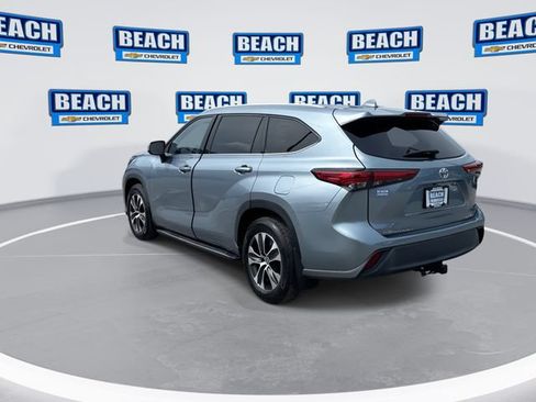 Used 2022 Toyota Highlander XLE AWD/4WD image 6