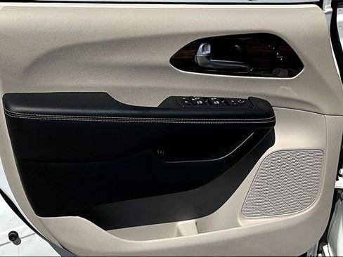 Used 2023 Chrysler Pacifica Limited image 21