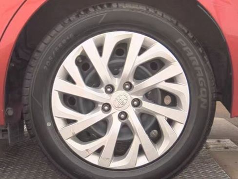 Used 2018 Toyota Corolla LE FWD image 12