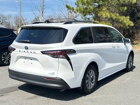 Certified 2023 Toyota Sienna LE image 4