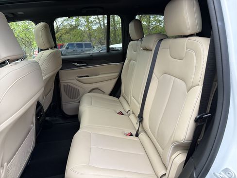 Certified 2023 Jeep Grand Cherokee Limited w/ Luxury Tech Group II AWD/4WD image 11