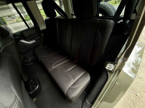 Used 2015 Jeep Wrangler Unlimited Sahara w/ Connectivity Group AWD/4WD image 22