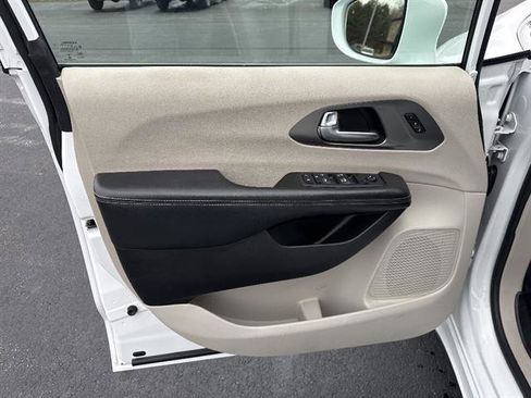 Used 2022 Chrysler Pacifica Touring-L FWD image 7