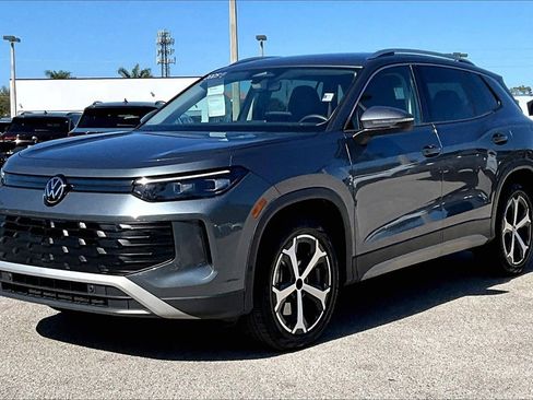 Certified 2025 Volkswagen Tiguan SE image 9