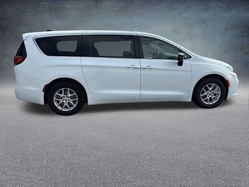 Used 2024 Chrysler Pacifica Touring-L FWD image 7