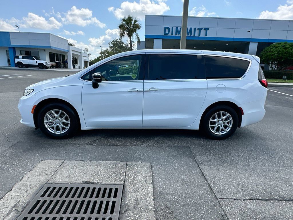 Used 2025 Chrysler Pacifica Select FWD image 8