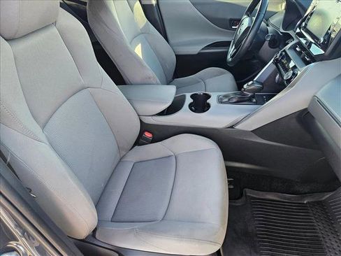 Used 2022 Toyota Venza LE image 19