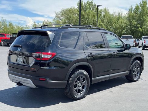 Used 2025 Honda Pilot TrailSport image 9
