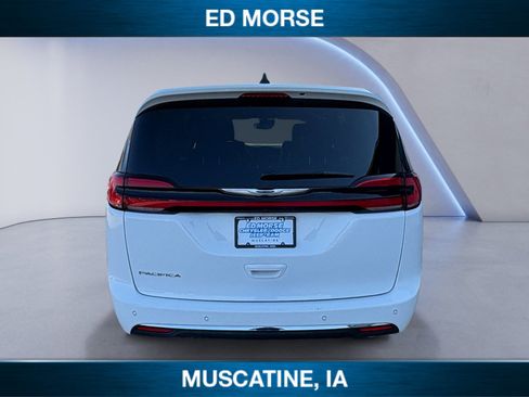 Used 2024 Chrysler Pacifica Touring-L FWD image 4
