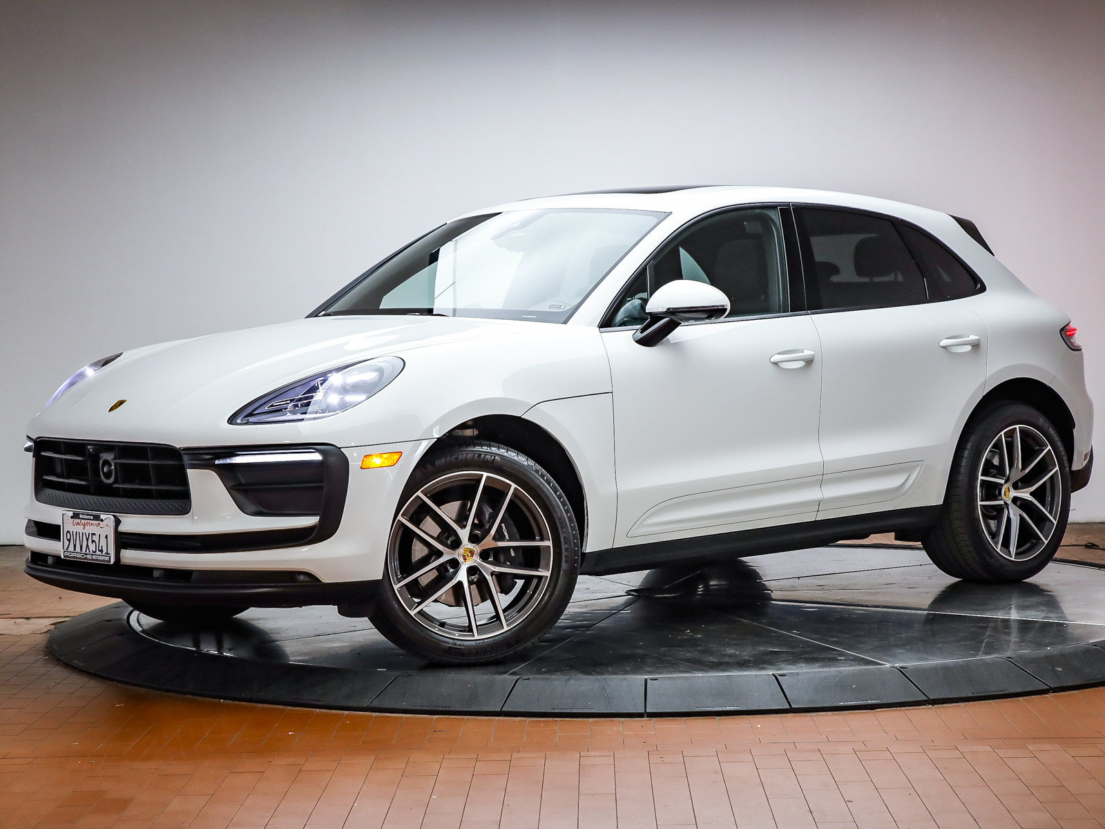 Certified 2026 Porsche Macan AWD/4WD image 1