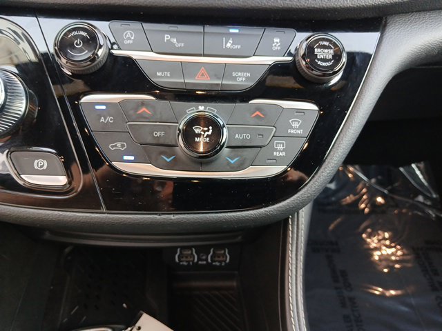 Used 2025 Chrysler Pacifica Limited FWD image 42